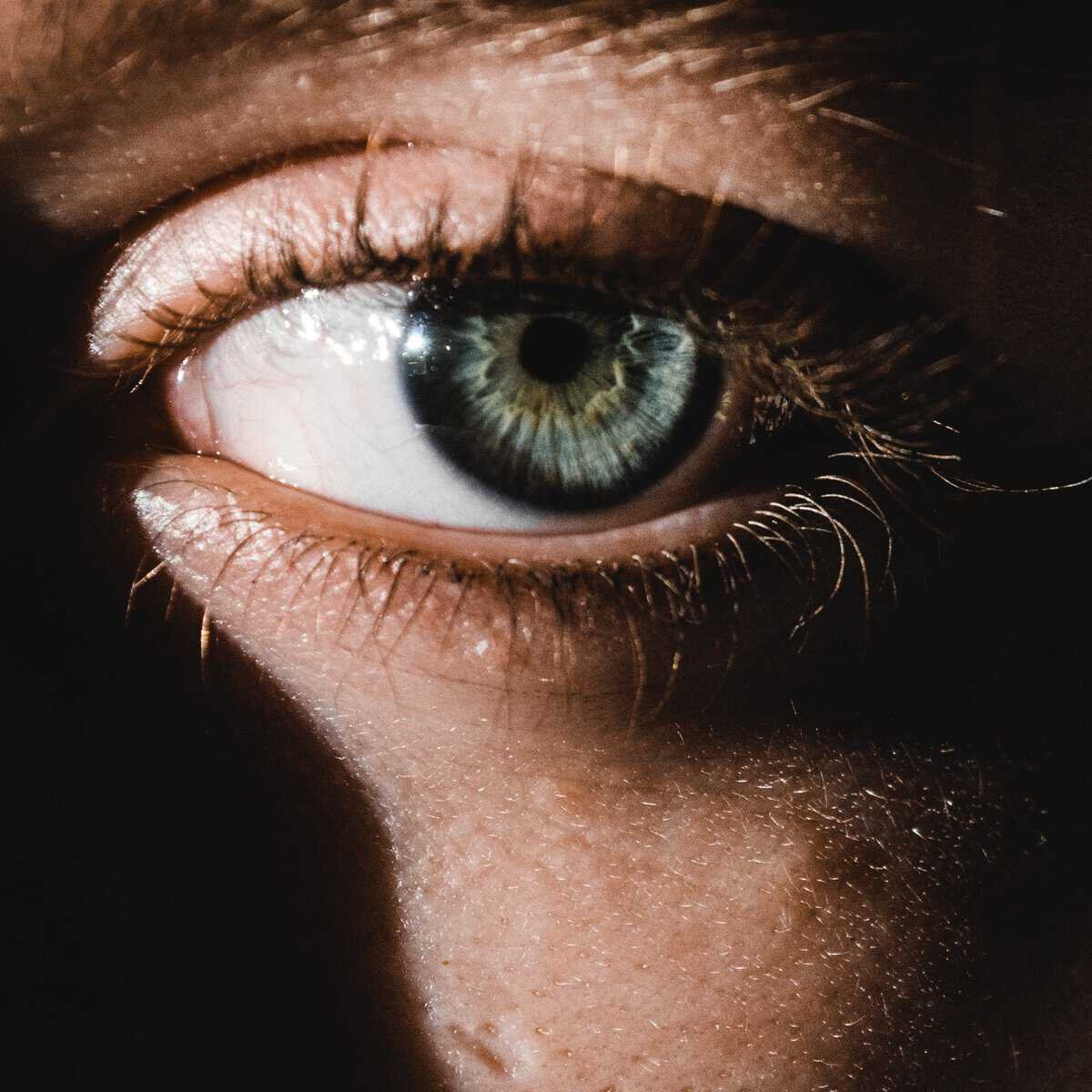 How Do I Remove Excess Glue From My Eyelids After Applying Lashes? How Do I Remove Excess Glue From My Eyelids After Applying Lashes?