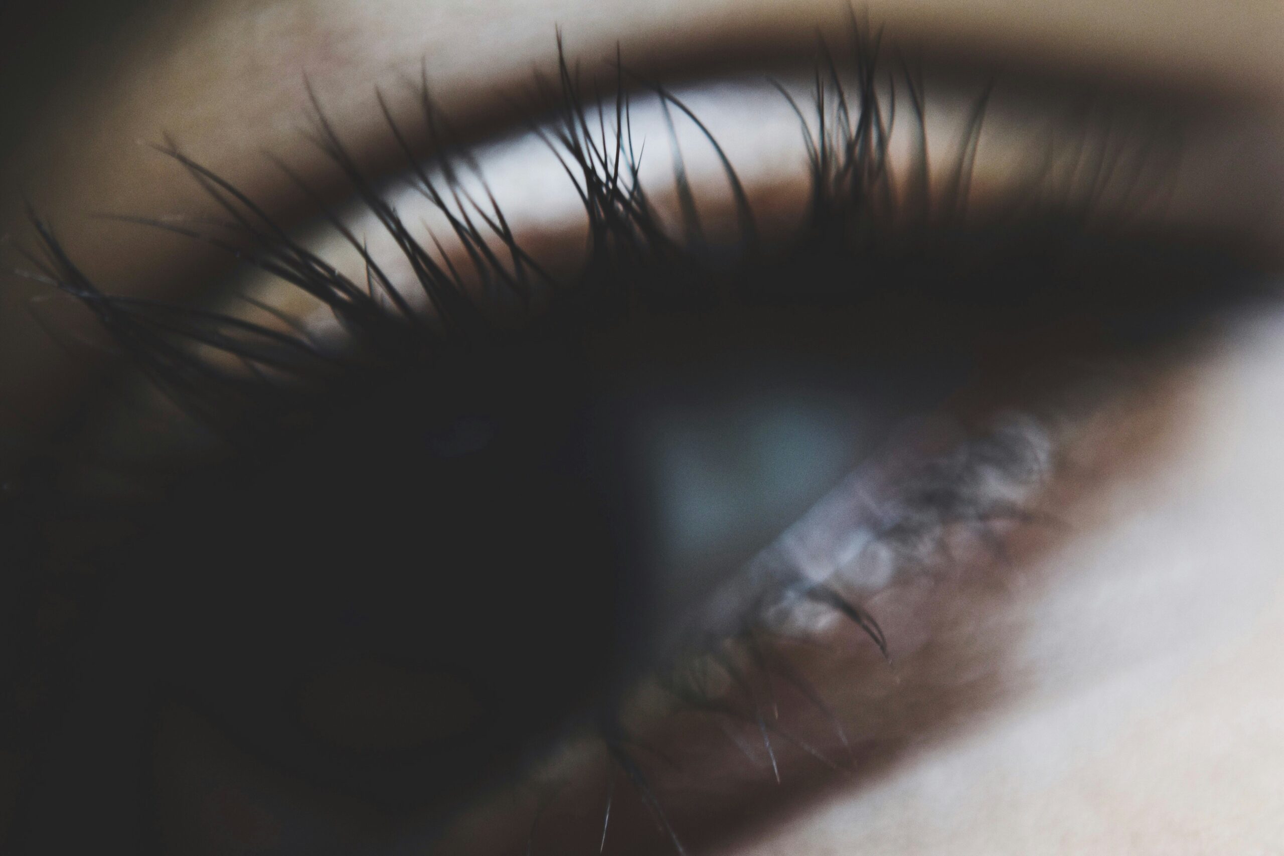 How To Apply False Eyelashes For A Photoshoot.