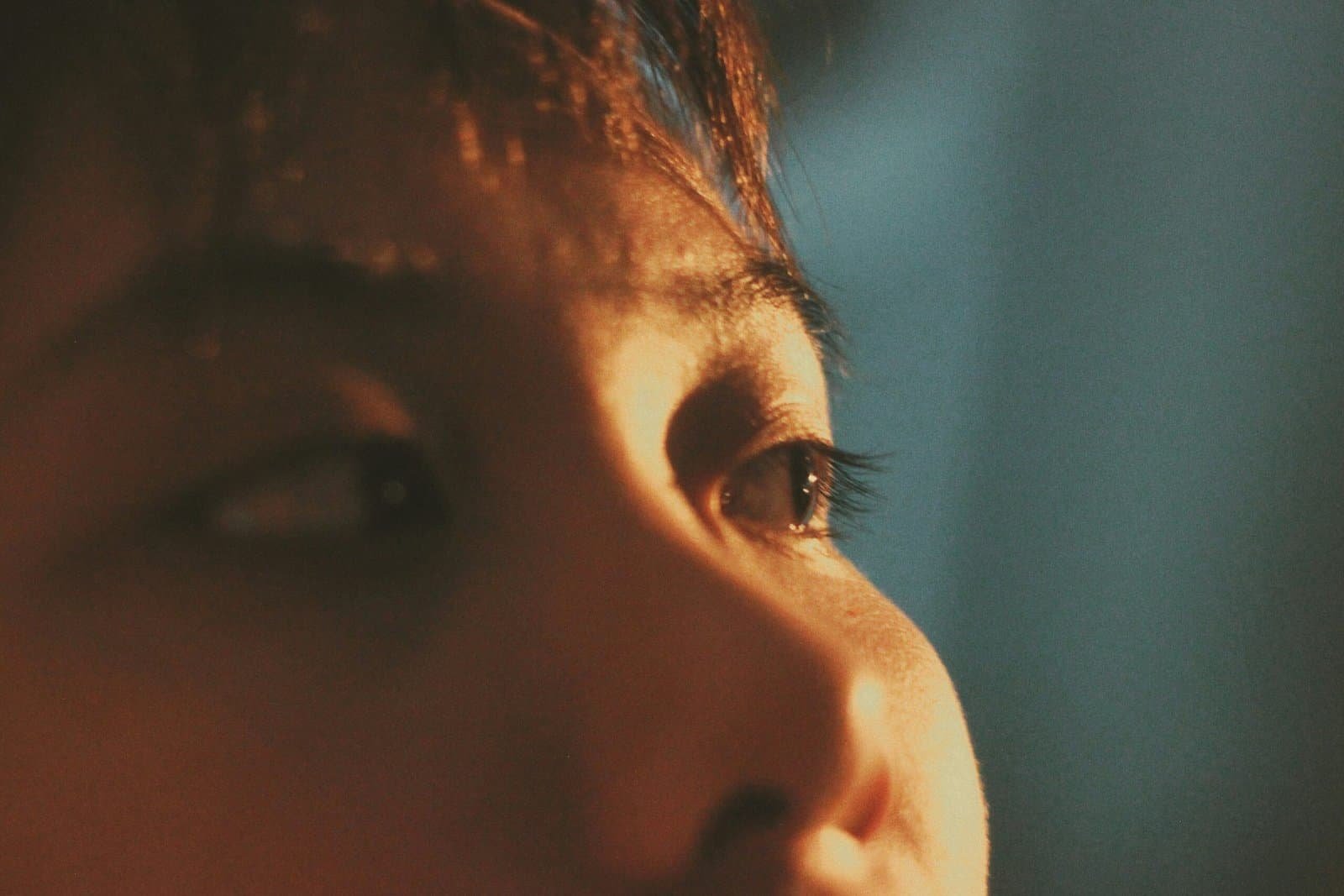 How To Remove False Eyelashes Without Damaging Natural Lashes.