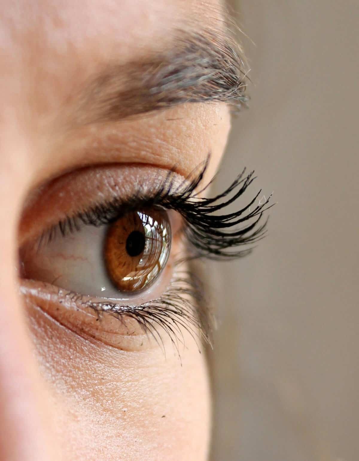 Tips For Applying False Eyelashes To Sensitive Eyes. Tips For Applying False Eyelashes To Sensitive Eyes.