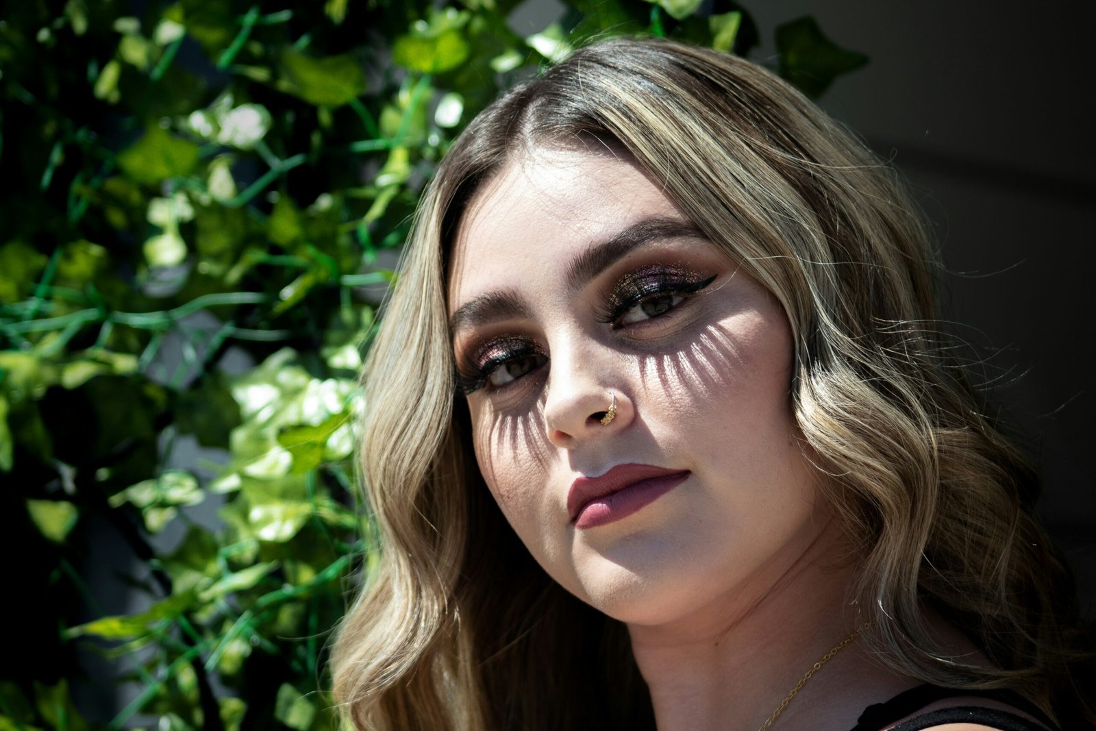 How To Apply False Eyelashes On Deep-set Eyes.