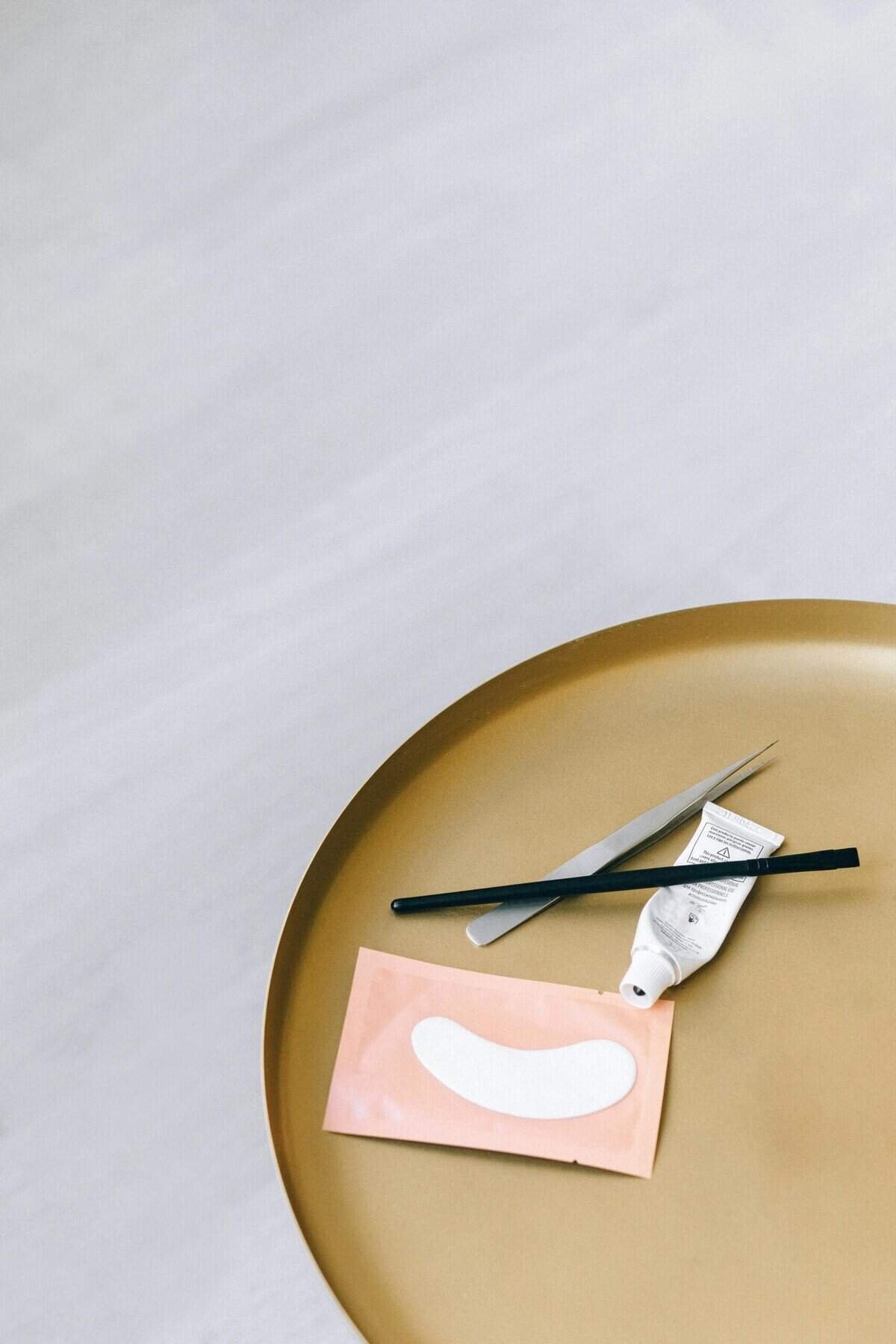 How To Apply False Eyelashes For An Evening Look.