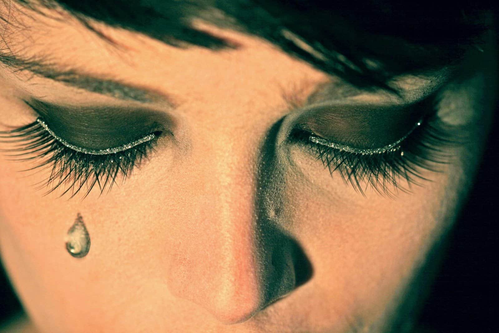 How To Apply False Eyelashes To The Bottom Lash Line. How To Apply False Eyelashes To The Bottom Lash Line.