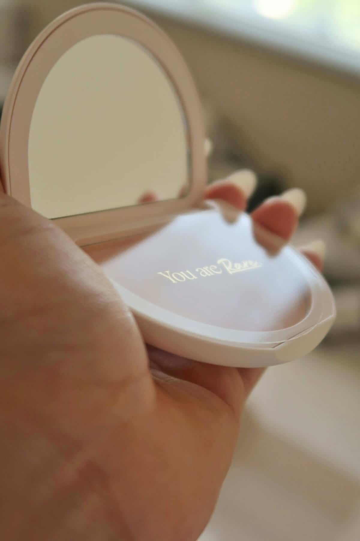 If This Selena Gomez Selfie Is a Teaser for Her New Brow Gel, I’m Buying It Immediately