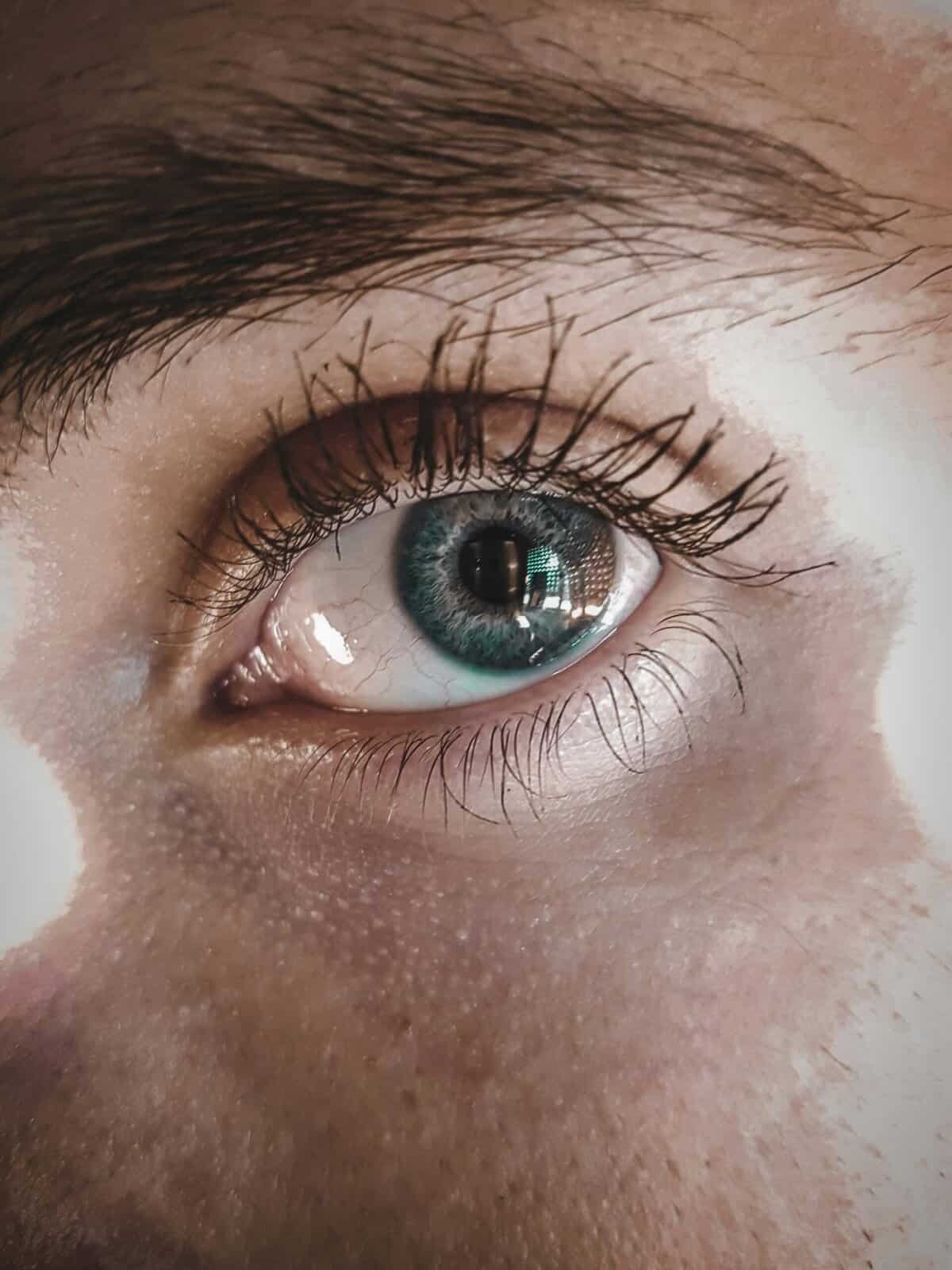 Tips For Applying False Eyelashes In A Rush.