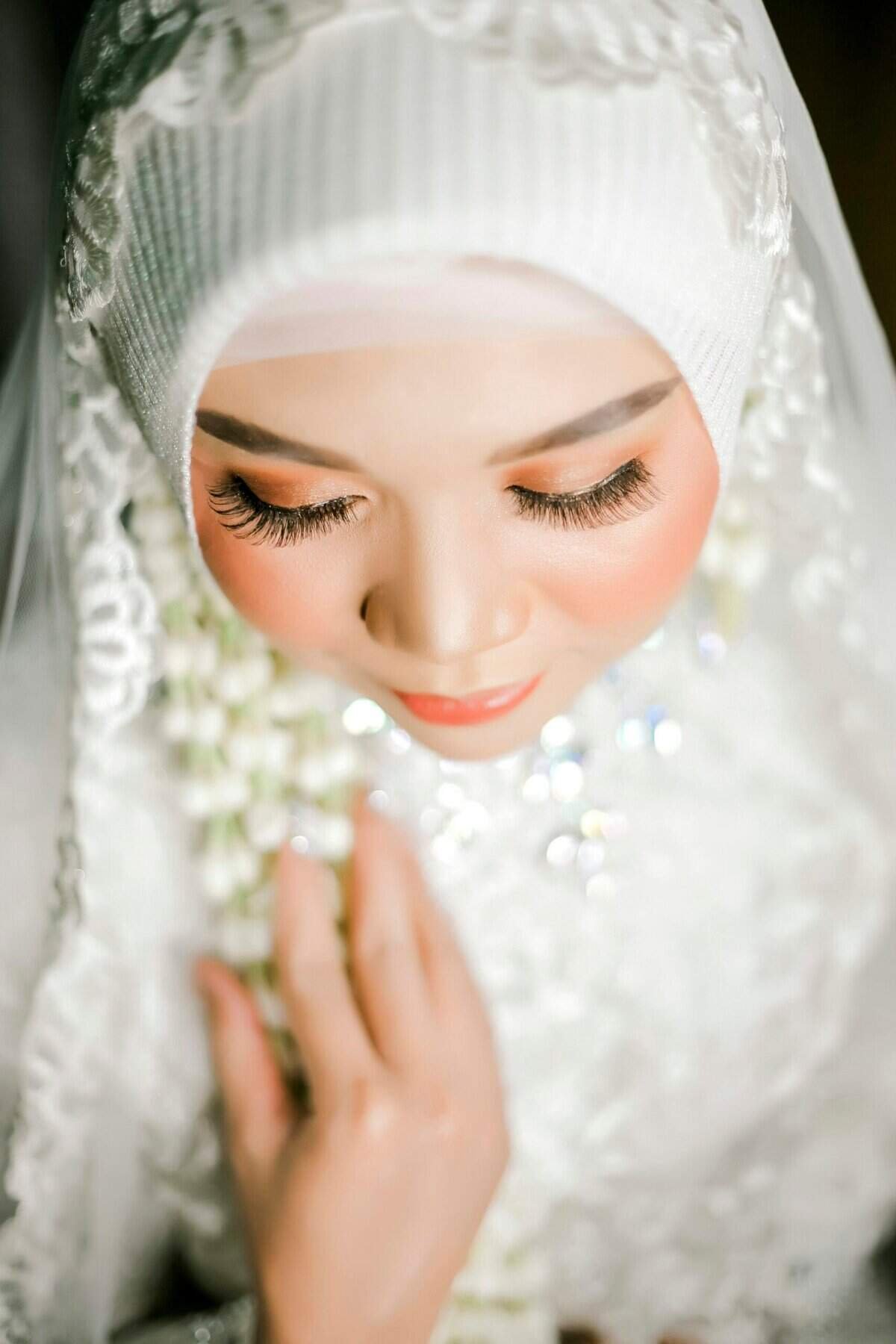 How To Apply False Eyelashes For A Bridal Look.