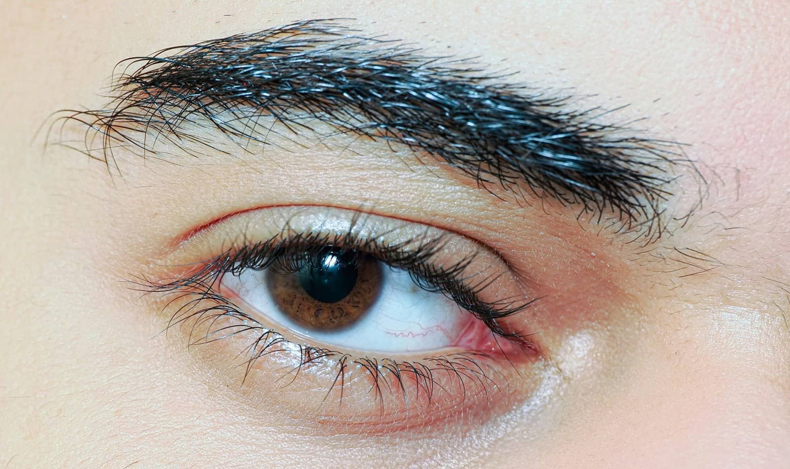 How To Apply False Eyelashes For A Sultry Look. How To Apply False Eyelashes For A Sultry Look.