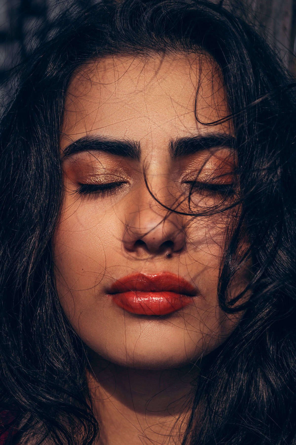 What Techniques Do Experts Use To Customize False Eyelashes For Specific Eye Shapes?